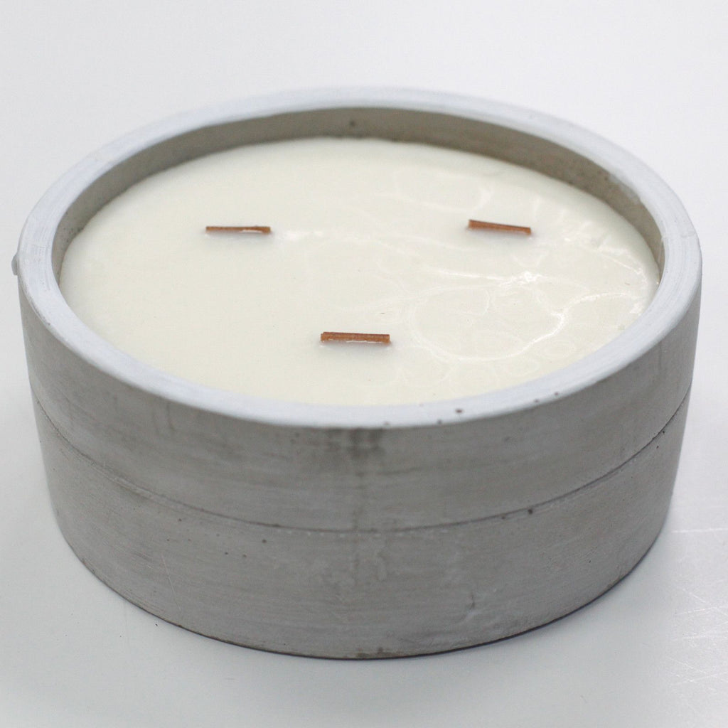 Candela in cera di soia e contenitore in cemento — Patchouli e ambra scura