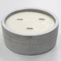 Candela in cera di soia e contenitore in cemento — Patchouli e ambra scura