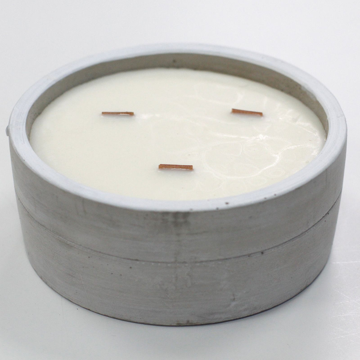 Candela in cera di soia e contenitore in cemento — Patchouli e ambra scura