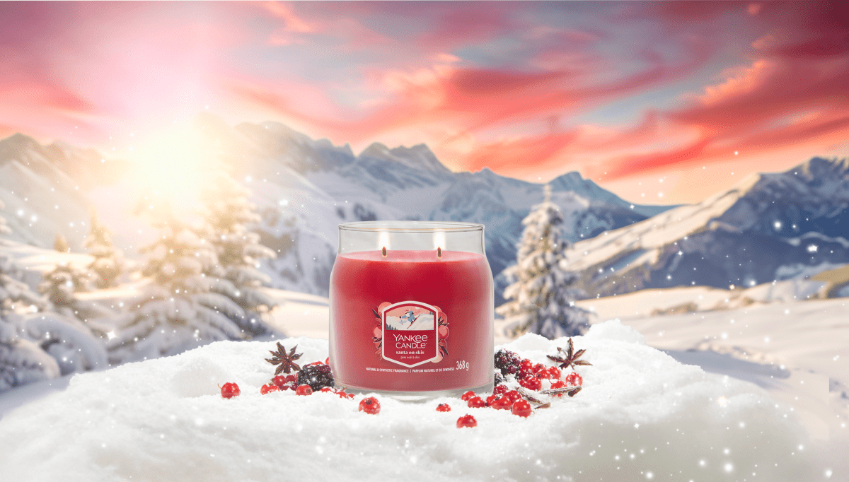 Candela Signature Media "Santa on Skis" Yankee Candle - Kōdō.boutique
