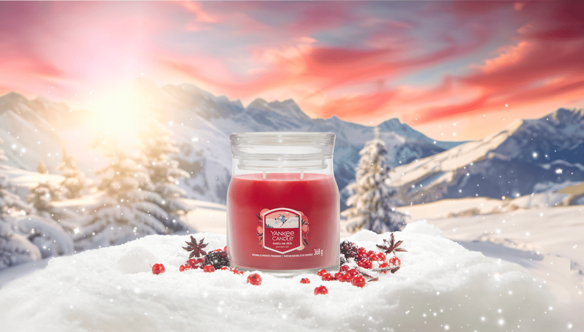Candela Signature Media "Santa on Skis" Yankee Candle - Kōdō.boutique